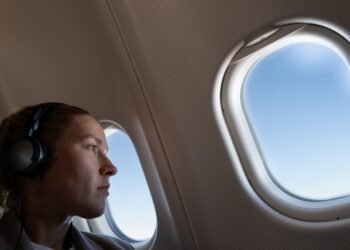 Viralinis „TikTok“ adapteris: paprastas būdas prijungti „Bluetooth“ ausines prie lėktuvo TV