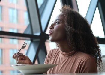 Kas yra „TikTok“ plaukų slugingo tendencija ir ar ji tikrai veikia?