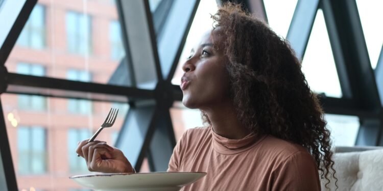 Kas yra „TikTok“ plaukų slugingo tendencija ir ar ji tikrai veikia?