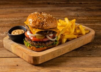 Kodėl mėsainis vadinamas „hamburgeriu“, jei jame nėra kumpio?