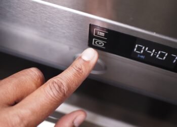 Kodėl neverta naudoti mikrobangės spragėsių mygtuko