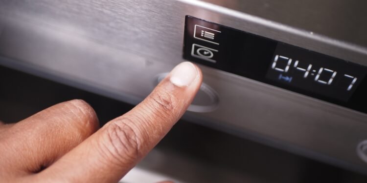 Kodėl neverta naudoti mikrobangės spragėsių mygtuko