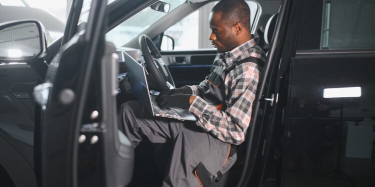 Ar draudžiama laikyti automobilį užvestą?