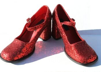 Štai kodėl legendiniai rubinų raudonumo bateliai filme „Piktoji“ tapo sidabriniai