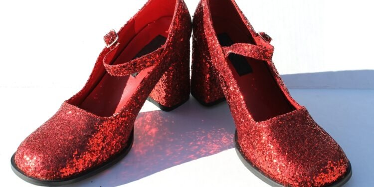 Štai kodėl legendiniai rubinų raudonumo bateliai filme „Piktoji“ tapo sidabriniai