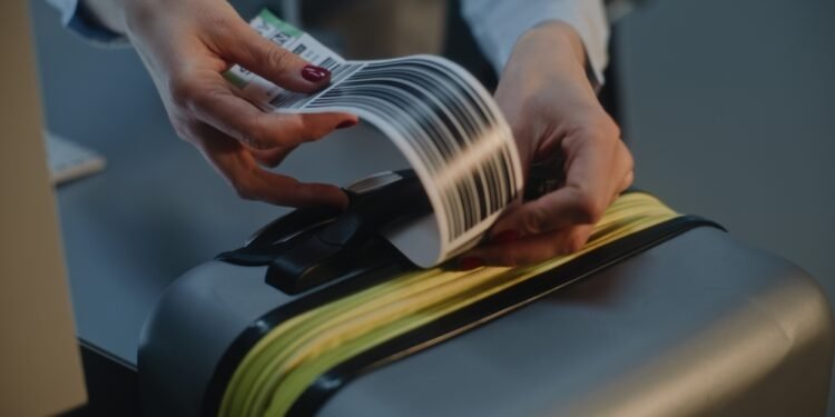 Štai kodėl po skrydžio visada verta nuimti bagažo lipdukus