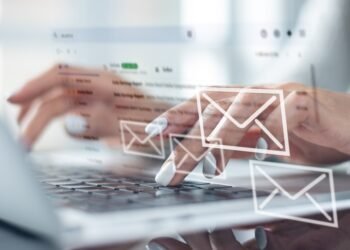 Šis paprastas įprotis rašant el. laiškus gali griauti pasitikėjimą tarp jūsų kolegų