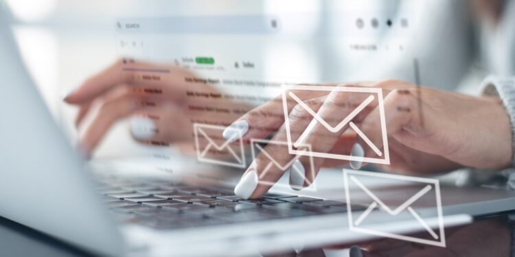 Šis paprastas įprotis rašant el. laiškus gali griauti pasitikėjimą tarp jūsų kolegų