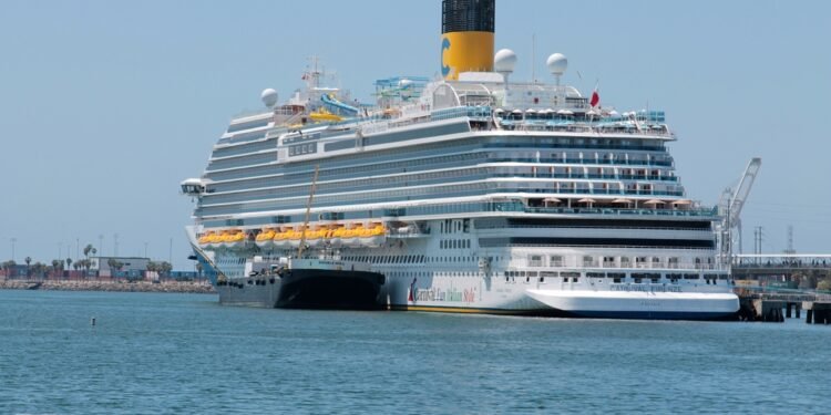 „Carnival Cruise Line“ keleivius supykdė staiga pradėjęs apmokestinti populiarius gėrimus