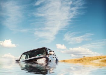 Ką daryti, jei automobilis ima skęsti: kaip išsigelbėti