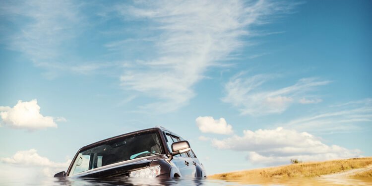 Ką daryti, jei automobilis ima skęsti: kaip išsigelbėti