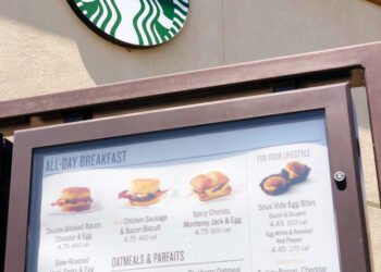 Naujas „Starbucks“ meniu derinių pasiūlymas padės sutaupyti