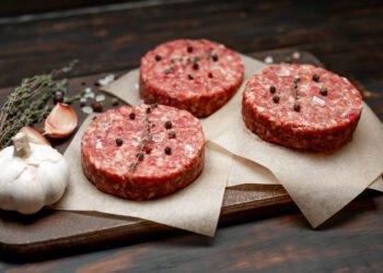 Greitas ir paprastas mėsainių triukas, užtikrinantis sultingiausius kepsnelius