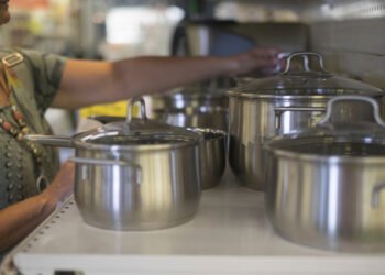 10 išradingų būdų, kaip tvarkingai susidėti įvairių formų ir dydžių puodus bei keptuves