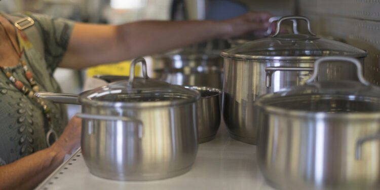 10 išradingų būdų, kaip tvarkingai susidėti įvairių formų ir dydžių puodus bei keptuves