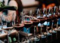 Štai kodėl vynas restoranuose toks brangus