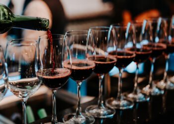 Štai kodėl vynas restoranuose toks brangus