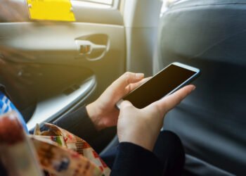 Kodėl niekada nereikėtų laikyti telefono daiktadėžėje