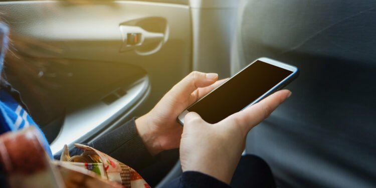 Kodėl niekada nereikėtų laikyti telefono daiktadėžėje