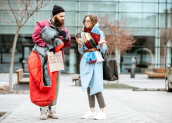 Du bigliai klajojo sniege, kol juos priglaudė geras žmogus