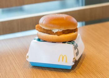 Štai netikėta priežastis, kodėl „McDonald’s“ „Filet-O-Fish“ sumuštinis yra auksinės spalvos