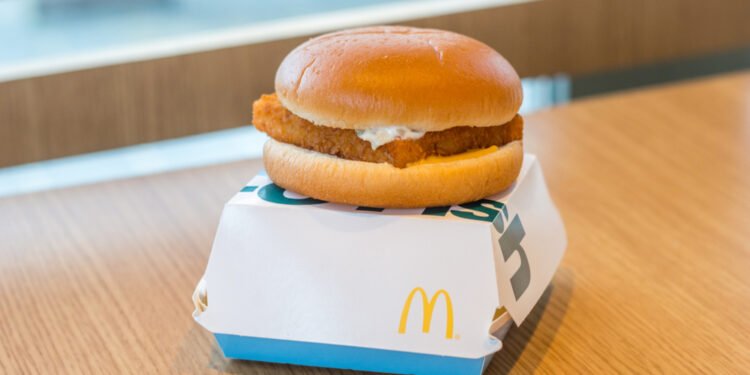 Štai netikėta priežastis, kodėl „McDonald’s“ „Filet-O-Fish“ sumuštinis yra auksinės spalvos
