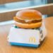 Štai netikėta priežastis, kodėl „McDonald’s“ „Filet-O-Fish“ sumuštinis yra auksinės spalvos