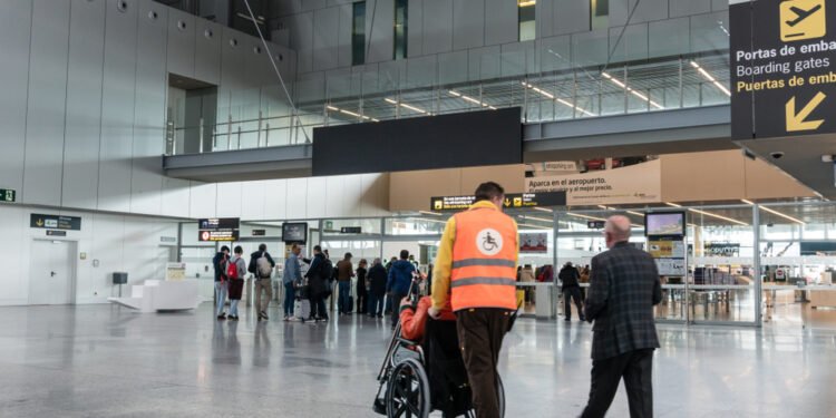 Naujosios taisyklės žada saugesnes ir orias oro keliones žmonėms su negalia: svarbiausia, ką reikia žinoti