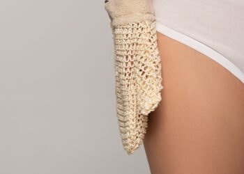 Tūkstančiai „Amazon“ pirkėjų giria šią korėjietišką šveičiamąją pirštinę – veiksmingai pašalina sausą, pleiskanojančią odą