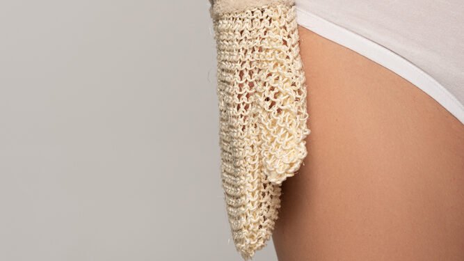 Tūkstančiai „Amazon“ pirkėjų giria šią korėjietišką šveičiamąją pirštinę – veiksmingai pašalina sausą, pleiskanojančią odą