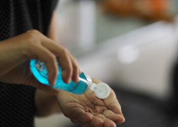 Šis drėkinamasis rankų dezinfekantas nuperkamas kas 6 sekundes – štai kodėl