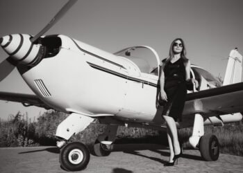 Štai kodėl pilotų žmonos pataria šios suknelės neskristi lėktuvu