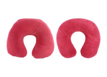 Ši genialaus dizaino pagalvė su išpjovomis – tobula šoninėms miego pozoms