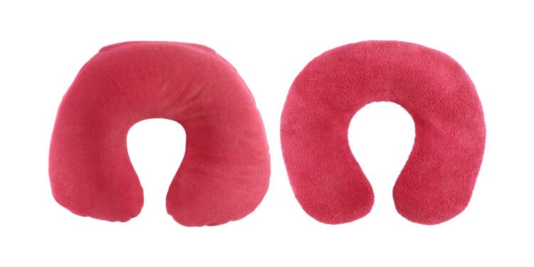 Ši genialaus dizaino pagalvė su išpjovomis – tobula šoninėms miego pozoms