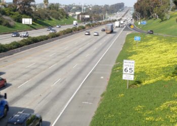 Kas nutinka greitkeliuose paliktiems automobiliams?