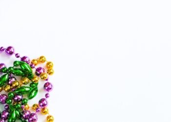 Kodėl Mardi Graso spalvos yra violetinė, auksinė ir žalia?