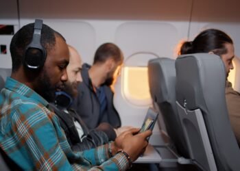 8 nemokamos paslaugos, apie kurias nežinojote skrendant ekonomine klase: pasakoja skrydžių palydovė