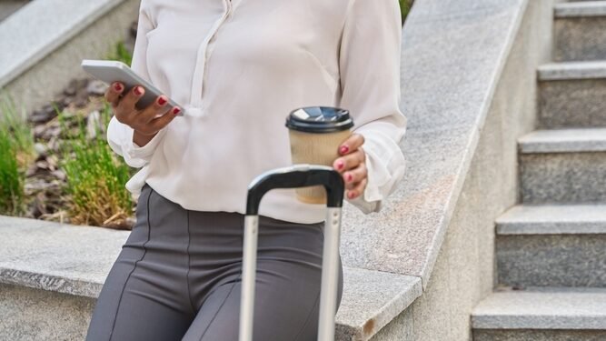 Išmanus lagamino puodelio laikiklis: keliaukite oro uoste su gėrimu be rūpesčių