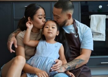 Kodėl tėvų bučiniai vaikams į lūpas yra priimtini