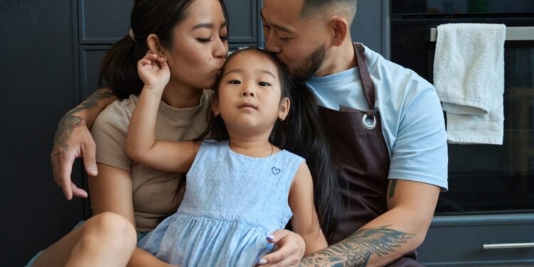 Kodėl tėvų bučiniai vaikams į lūpas yra priimtini