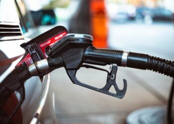 Kaip sužinoti, kurioje automobilio pusėje yra kuro bakas – neišlipant iš automobilio