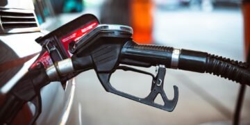 Kaip sužinoti, kurioje automobilio pusėje yra kuro bakas – neišlipant iš automobilio