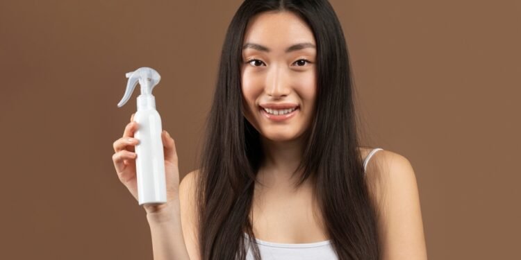 „Amazon“ pirkėjai tvirtina: šis „stebuklingas“ purškiklis atgaivina sausus, brandžius plaukus