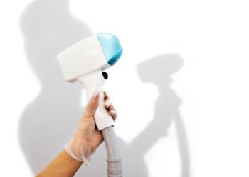 Ši 12 $ kainuojanti purškiamoji priemonė šaknis maskuoja žilus plaukus iki kito plovimo