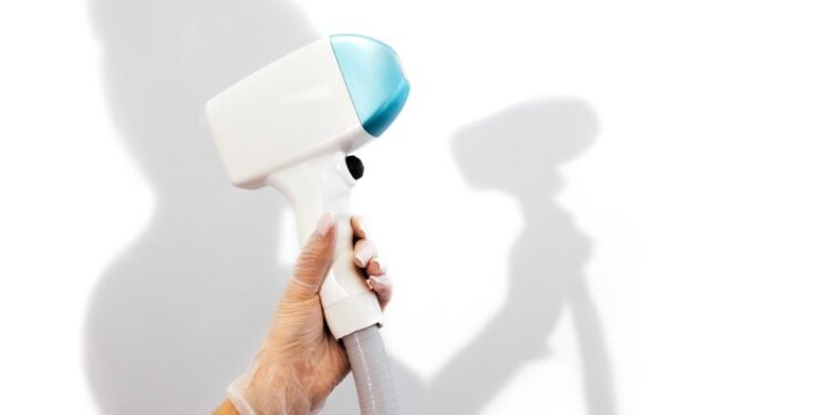 Ši 12 $ kainuojanti purškiamoji priemonė šaknis maskuoja žilus plaukus iki kito plovimo