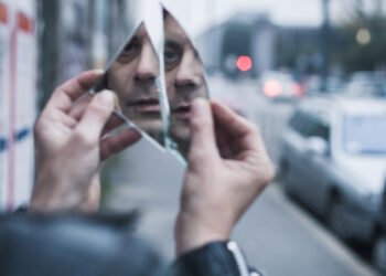 Tikroji priežastis, kodėl akiniai kelia protingumo įspūdį