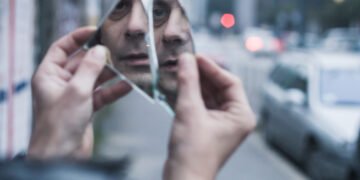 Tikroji priežastis, kodėl akiniai kelia protingumo įspūdį