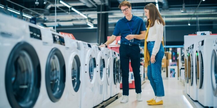 Skalbimo ekspertas paaiškina: kodėl neverta plauti skalbinių indų plovikliu, kaip siūloma „TikTok“ trende