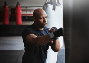 Kovos menų meistras, turintis nemalonią praeitį su policija, didvyriškai išgelbsti pareigūną