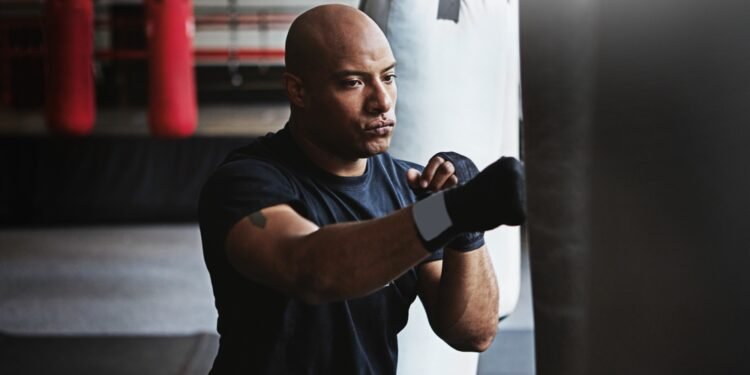 Kovos menų meistras, turintis nemalonią praeitį su policija, didvyriškai išgelbsti pareigūną